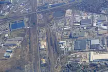 Blick aus dem Flugzeug auf den Güterbahnhof Berlin Nordost.
Fotografiert am 7. April 2018.