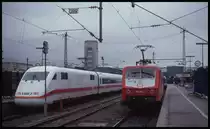 ICE 401076 Münchner Kindl nach Hamburg trifft hier am 23.6.1993 um 8.49 Uhr die 120101 im HBF Stuttgart.