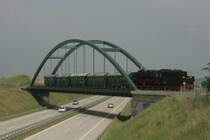 50 3708 �berquert mit einem Sonderzug die Br�cke �ber die B6n. Dieser Sonderzug pendelte zum Eisenbahnfest in Blankenburg zwischen Blankenburg und Halberstadt; 26.05.2007