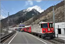 RE1229 mit Ge 4/4 II 624  Celerina/Schlarigna  in Sagliains. (08.04.2018)