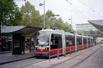 Wien Wiener Linien SL 31 (B 651) XXI, Floridsdorf, Franz-Jonas-Platz / ÖBB-Bahnhof Floridsdorf (Hst. Floridsdorf) am 20. Oktober 2010. - Dieser Platz vor dem Bahnhof heißt seit 1975 Franz-Jonas-Platz. Der 1974 verstorbene Sozialdemokrat Franz Jonas (1899 geboren)  war 1946 - 1951 Bezirksvorsteher von Floridsdorf; 1951 - 1965 war er Bürgermeister von Wien, und von 1965 bis 1974 hatte er das Amt als Bundespräsident von Österreich inne. - Scan  eines Farbnegativs. Film: Fuji S-200. Kamera: Leica C2. 
