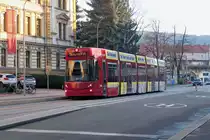 Flexity Outlook Tw. 308 der Linie 1 der Innsbrucker Verkehrsbetriebe an der Haltestelle Bundesbahndirektion. Aufgenommen 22.11.2017.