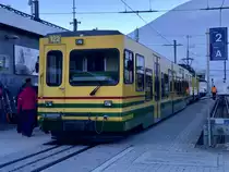 Gelenksteuerwagen 243 der WAB zusammen mit dem BDeh 4/4 122 am7.4.18 auf der Kleinen Scheidegg