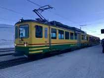 Triebwagen BDeh 4/4 122 der WAB mit Gelenksteuerwagen 243 am 7.4.18 auf der Kleinen Scheidegg