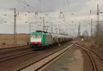 Bei Halt und warten auf Weiterfahrt kam die E186 243 mit einem Güterzug entgegen. Aufgenommen am 05.04.2018 im Güterbahnhof Priort.