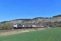 111 215 mit einer Überführung am 06.04.2018 bei Himmelstadt. 