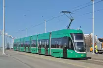 Be 6/8 Flexity 5002, auf der Linie 1, überquert die Dreirosenbrücke. Die Aufnahme stammt vom 21.03.2018.