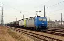 Am 02.04.18 wartet 185 524 in Bitterfeld mit ihrem Kesselwagenzug auf die Abfahrt Richtung Halle(S). Die Zuglok war bereits aufgerüstet, bei der Wagenlok handelt es sich um 152 197.