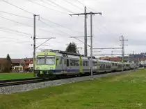 BLS - Regio nach Thun mit dem RBde 4/4 565 722 an der Spitze unterwegs bei Lyssach am 03.04.2018