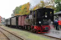 Nach erfolgter Umsetzfahrt und Ankuppeln des Zuges, rangiert 99 5901 denselben im Bahnhof Harzgerode nun auf Gleis 2, um Platz für einen Plantriebwagen zu machen. (Aufnahme am 23.10.2016 während einer Sonderzugveranstaltung der IG HSB)