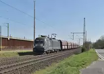 Bei Porz/Wahn kommt die MRCE ES64 U2-014 mit einem Fals-Wagenzug aus Troisdorf heran gefahren. 7.4.2018