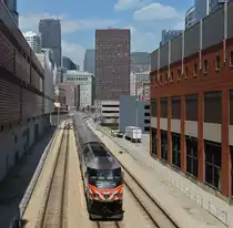 Um die Mittagszeit öffnet sich ein kurzes Zeitfenster in welchem die drei Ausfahrtsgleise des Bahnhofs  LaSalle Street  in der Sonne liegen. Am 25. April 2016 nutzte ich diese Gelegenheit wo mir dann auch gleich der Metra Zug  Rockland District  513 nach Joliet ,bespannt mit der  MPI MPXpress MP36PH-3S 409(Wabtec Bj 2004) vor die Linse fuhr. 

Im Hintergrund ist das 1989 eröffnete, 307 Meter hohe AT&T Corporate Center zu sehen welches momentan der fünfthöchste Wolkenkratzer Chicagos ist.