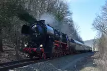 BR 52 8154-8 zieht am Morgen des 07.04.2018 ihren Sonderzug von Meissen-Triebischtal kommend ihren Sonderzug Richtung Meissen-Altstadt anlässlich des 10. Dresdner Dampfloktreffens.