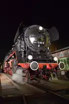 BR 44 1486-8 präsentiert sich am 06.04.2018 anlässlich der Nachtfotoparade des 10. Dresdner Dampfloktreffens auf der Drehscheibe den Fotografen.