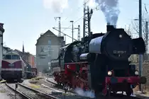 BR 52 8079-7 dampft am 06.04.2018 in Dresden anlässlich von Führerstandsmitfahrten am 10. Dresdner Dampfloktreffens an der 118 552-9 vorbei.