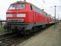 Am 30.04.05 konnte man noch mit regul�ren Z�gen auf der R�belandbahn reisen. 218-105 wird die Regionalbahn nach Halberstadt schieben und ziehen.
Elbingerode 