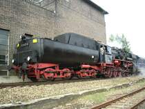 52 8177 hat den Sonderzug aus Berlin wieder an den Hacken genommen.Sie steht abfahrbereit am Museumsbahnsteig im SEM Chemnitz um den Zug nach Niederwiesa zu bringen, von wo aus der Zug aufs Hauptgleis gelangt.