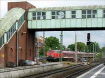 Eine 218er mit EURO EXPRESS -Wagen als RE 21422 nach L�beck-Travem�nde Strand bei Durchfahrt durch Ahrensburg, 11.05.2007
