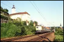 Unterhalb der Deutschordensburg in Gundelsheim ist hier 141146 mit dem E 3820 am 30.06.1993 um 18.54 Uhr in Richtung Heidelberg unterwegs.