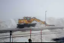 Ein Zweiwegebagger war für die Räumung des Schnees im Bahnhof Brocken der Harzer Schmalspurbahnen GmbH (HSB) eingeteilt. [10.3.2018 | 11:40 Uhr]
