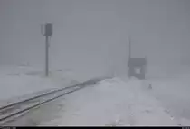 Blick auf das Streckengleis der Brockenbahn (Bahnstrecke Drei Annen Hohne–Brocken | KBS 325) unmittelbar vor dem Bahnhof Brocken der Harzer Schmalspurbahnen GmbH (HSB) bei dichtem Nebel. Gleich wird der nächste Zug ankommen. [10.3.2018 | 12:02 Uhr]