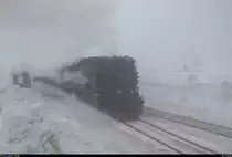 Bei dieser schlechten Sicht muss man sich auf Nase und Ohren verlassen, wenn sich ein Zug nähert.
So taucht 99 7237-3 der Harzer Schmalspurbahnen GmbH (HSB) als P 8925 von Wernigerode auf, die ihren Endbahnhof Brocken erreicht. [10.3.2018 | 12:09 Uhr]