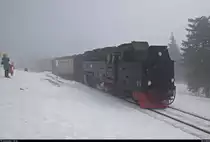 99 7237-3 der Harzer Schmalspurbahnen GmbH (HSB) als P 8926 vom Brocken nach Drei Annen Hohne fährt am Bahnübergang der K1356 auf der Brockenbahn (Bahnstrecke Drei Annen Hohne–Brocken | KBS 325). [10.3.2018 | 12:31 Uhr]