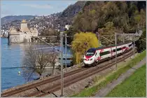 Der SBB RABe 503 022-7  Johann Wolfgang von Goethe  als EC 32 auf der Fahrt von Milano nach Genève beim Château de Chillon.
13. April 2018