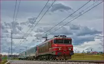 SŽ 363-003 zieht MV247 Citadella an Črešnjevec vorbei Richtung Budapest. /4.4.2018