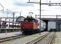 SBB: Die Ee 934 556-2 im Schiebedienst bei der Aufarbeitung von Radsätzen. Die Aufnahme ist bei der SBB Zentralwerkstatt Basel am 13. April 2018 entstanden.
Fotostandort Zugangsstrasse, Bildausschnitt Fotoshop.
Foto: Walter Ruetsch 