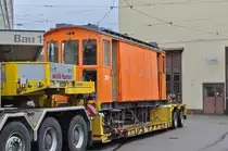 Am 13.04.2018 wird der Schneepflug Xe 2/2 2023 bei der Firma Thommen abgebrochen. Hier verlässt der Lastwagen die Hauptwerkstatt Richtung Kaiseraugst.