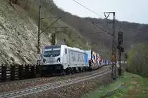 187 300 von Railpool zieht am 15. April 2018 einen mit Lkws beladenen Güterzug die Geislinger Steige hinunter.