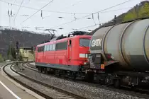 151 099 schiebt am 15. April 2018 einen von 185 587 gezogenen Kesselwagenganzzug durch den Geislinger Bahnhof der gleichnamigen Steige entgegen.