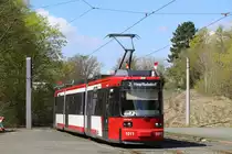 Der erste redesignte GT6N der VAG Nürnberg ist seit einiger Zeit anzutreffen. Hier ist er am 14.04.2018 als Linie 7 an der Wendeschleife Bayernstraße, welche nicht von Fahrgästen befahren werden darf, aufgrund von Brandschutzmängeln im Tunnel.