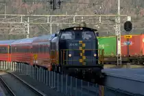 Eine Di 5, 226 10 rangiert in Trondheim den angekommenen Nachtzug aus Oslo. 14.04.2018 07:25 Uhr.