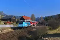 146 013 mit einer S-Bahn am 25.03.2018 bei Rathen. 