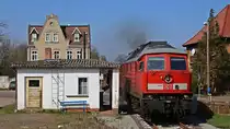 Am 9.4.18 verkerte der M62576 von Sennelager über Magdeburg-Rothensee (Wo auf V-Tracktion umgespannt wurde) zum TrÜbPl (Truppen Übungs Platz) Altengrabow.
Aufgrund von Lokmangel der BR 261 wurde für den 315 Meter langen Zug eine Lok der BR 233 eingesetzt.
Nach dem Umspannen in Magdeburg-Rothensee ist der Zug mit -29 Min. abgefahren, somit standen die Ausgewählten Fotostellen im Perfekten Licht.
Mit -29 ist der Militärzug auf die KBS 259, die seit geraumer zeit von der Regio Infra gepachtet ist, eingefahren und Setzt die Fahrt über Lübers fort.
Hier ist der Zug im Kleinen örtchen Loburg. 
Der Posten W1 ist einer der wenigen verbliebenen Vollschranken Bahnübergänge zum Kurbeln (In diesem Falle per Tastendruck elektrisch angetrieben).
Auf der KBS 259 sind noch zwei dieser Bahnübergänge inklusive Bü Posten vorhanden, einer, der auf dem Bild dargestellte Posten W1 und einer im Örtchen Bahnhof Büden (vorheriger Upload).
Den Wald und Wiesenbahn scharm den die Strecke einst vermittelte ist seid ca. einem Jahr nurnoch auf etwa 1,5 Km zu spüren, da der Rest der Strecke vollkomen Moderniesiert ist.