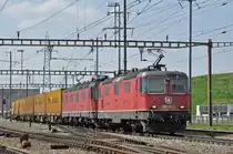 Re 10/10, mit den Loks 420 342-8 und 11667, durchfahren den Bahnhof Pratteln. Die Aufnahme stammt vom 09.04.2018.