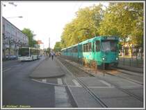 Die Linie U5 endete am Wochenende 28./29.04.2007 aufgrund von Gleisbauarbeiten am Hauptfriedhof. Am 28.04.2007 hatte der Fahrer des 3. Zuges mit den Ptb-Triebwagen 712 und 738 nach der Ankunft an der Station Hauptfriedhof bereits den F�hrerstand gewechselt und die Fahrtrichtung in Richtung Hauptbahnhof umgeschaltet. Der Schienenersatzverkehr im Bild links fuhr gerade vorbei, anschlie�end fuhr der Zug als Falschfahrt bis zum Gleiswechsel, um auf das andere Streckengleis zu wechseln. Im Bildhintergrund sind die Baumaschinen im Einsatz zu erkennen.