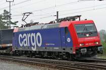 Re482 049 mit Sticker  die 50. f�r SBB  am B�zberg unterwegs nach Brugg/AG