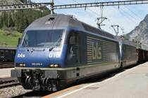 BLS Re 465 im Doppelpack mit der zweiten H�lfte des Tonerdezuges, der jetzt mit der ersten H�lfte gekuppelt wird. Die beiden 465er werden dann auf dem Weg nach S�den Schiebe-und Bremsdienste leisten