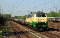 Von zahlreichen Fotografen erwartet brummt 218 396-0 der Brohltal-Eisenbahn am 20.04.2018 durch Düsseldorf-Rath