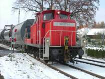 363 177 bring mit CB61318 einige Sch�ttgutwagen f�r Kaolin nach Hirschau. Hier bei der Einfahrt in den Bf Hirschau (NHIR) ! Die Wagen waren f�r die Firma AKW-KICK Hirschau bestimmt! Nach dem sie die Wagen zugestellt hatte gab sie der 294 die im Gleis 1 (nicht sichtbar) wartet Schubunterst�tzung Richtung Amberg. Leider sind seit Ende 2004 nur noch 294 auf dieser Strecke unterwegs! (Strecke Amberg-Schnaittenbach)