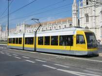 10.04.07,moderne Stra�enbahn in Lissabon.