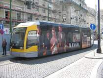 10.04.07,Lissabon,moderne Stra�enbahn mit Vollwerbung.
