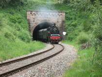 75 1118 f�hrt asu dem 805m langen Buchbergtunnel der Sauschw�nzlebahn kurz vor Zollhaus-Blumberg am 27.5.07