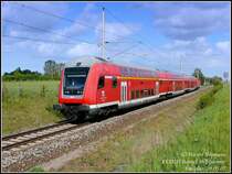 RE33215 Rostock Hbf-Sassnitz in der N�he des ehem. Hp Pantelitz, 09.05.07. Am Schlu� ein Steuerwagen der Bauart 764. Auch hier sollen ab n�chstem Jahr moderne  Flirt -Triebwagen der DB verkehren.