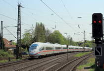 Wegen Bauarbeiten an der Hauptstrecke Düsseldorf und Köln werden die ICE zwischen Düsseldorf-Eller und Köln-Mülheim derzeit über die sonst nur von Güterzügen befahrene Verbindung von Mülheim-Speldorf nach Troisdorf umgeleitet. Am 20.04.2018 durchfährt ein aus Richtung Süden kommendes 403-Doppel den Bahnhof Hilden.