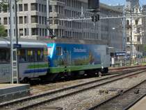 Eine Re 4/4 IV mit Werbung f�r die Ostschweiz f�hrt gerade mit ihrem Voralpenexpres von Romanshorn nach Luzern in den Bahnhof St.Gallen ein