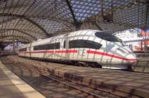 ICE 501 nach Basel SBB steht abfahrtbereit im K�lner Hbf im April 2007.